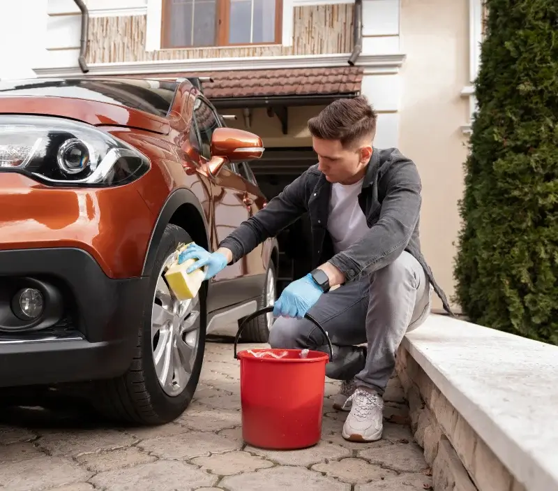 Lavage auto à domicile Huningue : professionnel intervenant sur un véhicule